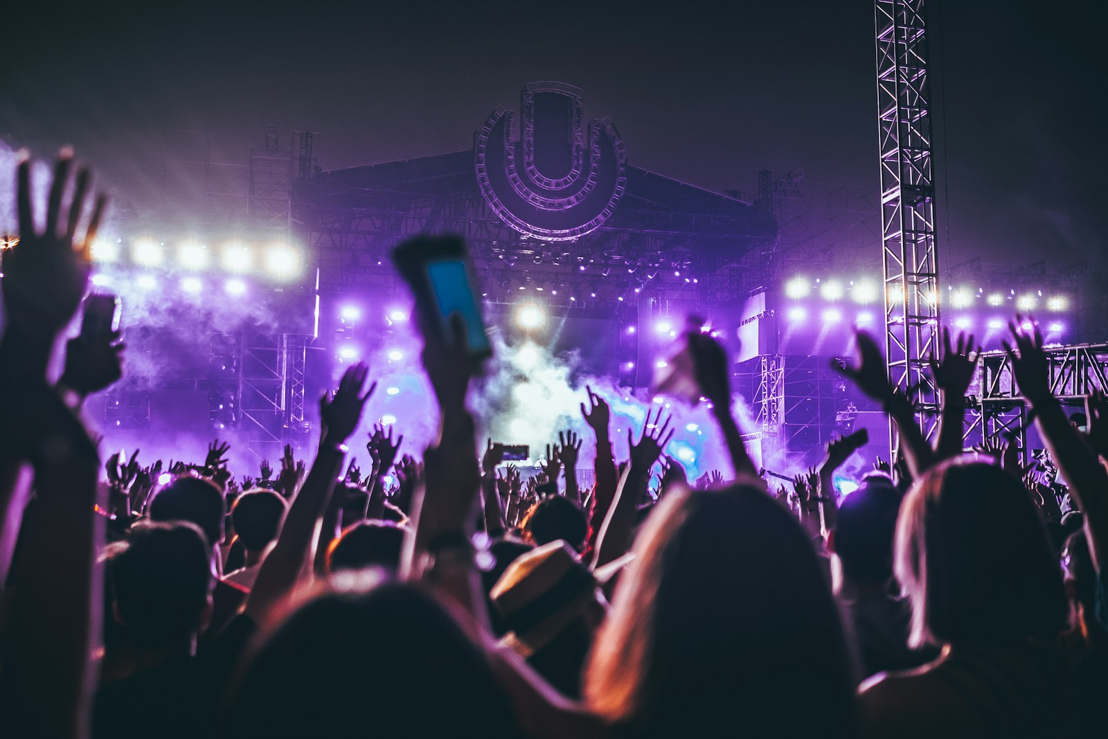 Un festival al aire libre con su público frente al escenario